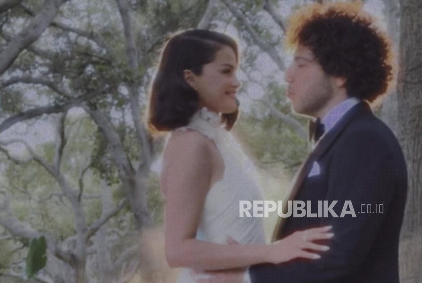Selena Gomez Menikah dengan Benny Blanco, Pamer Gaun Ralph Lauren dan Cincin Pernikahan