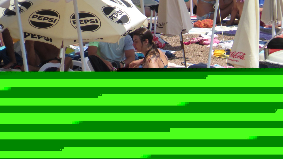 MILJANA KULIĆ SE SKINULA U BIKINI Uhvatili smo je u Crnoj Gori na plaži: Dok ona spava Siniša uči Željka da pliva, a Marija i Tića se sunčaju (Video)