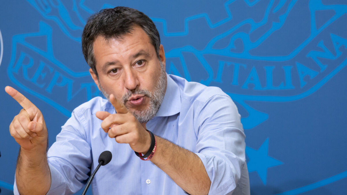 Patente a 17 anni e sorpasso a destra in autostrada: le idee agostane di Salvini per riformare (di nuovo) il Codice della strada