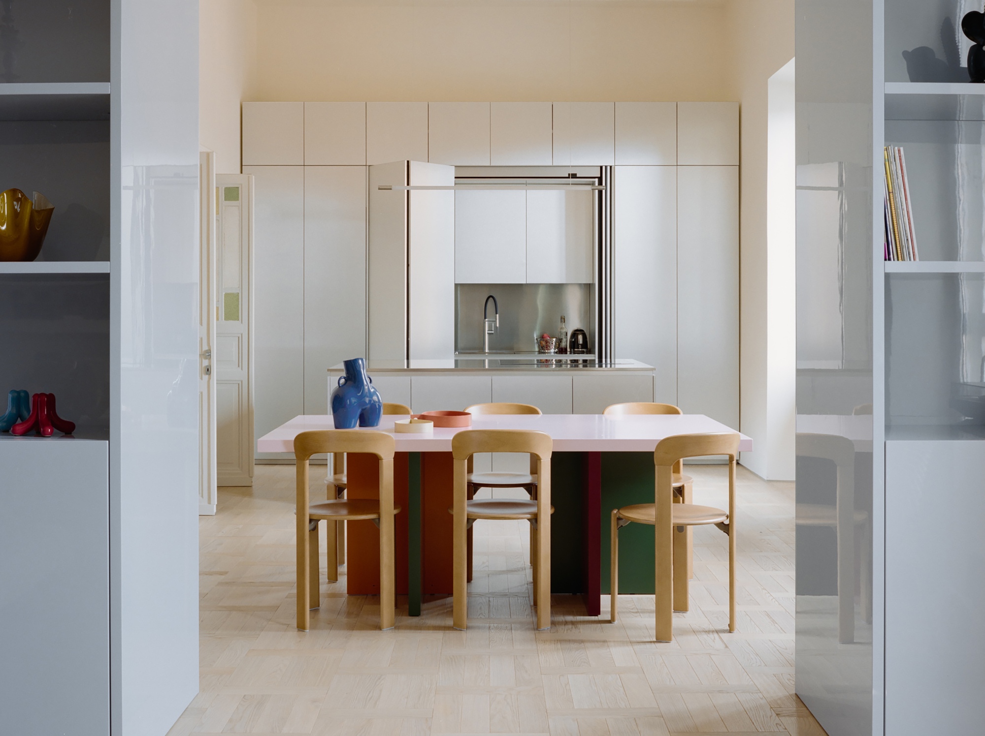 House with Reflective Furniture / Set Architects