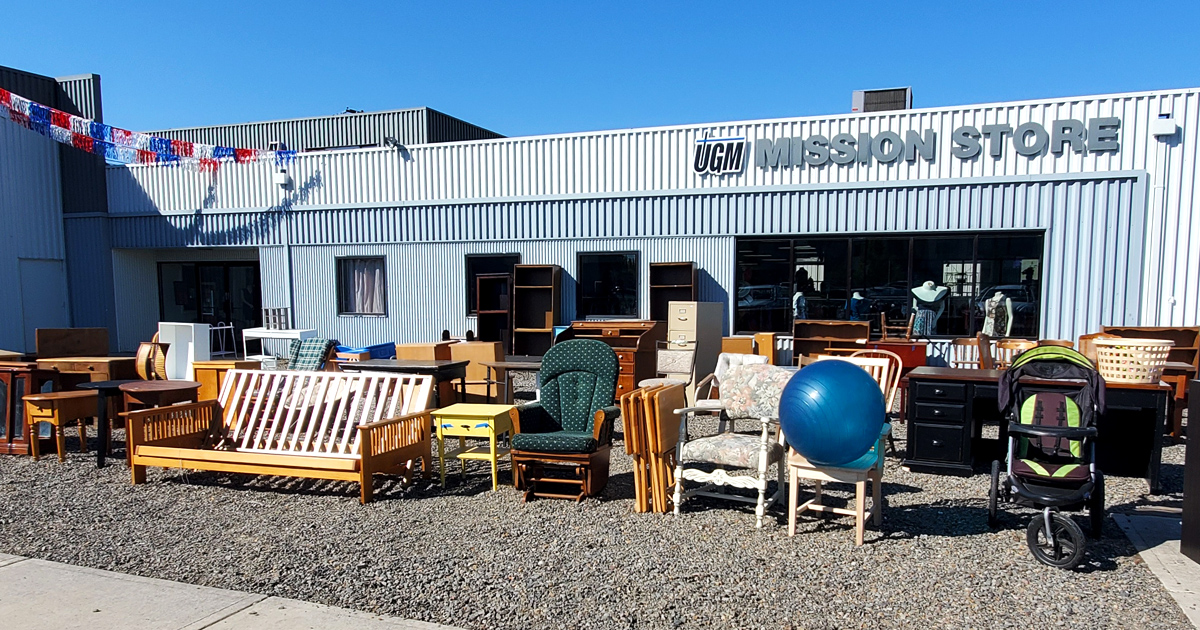 The Massive Secondhand Shop In Oregon Where You Can Shop All Day For Under $30