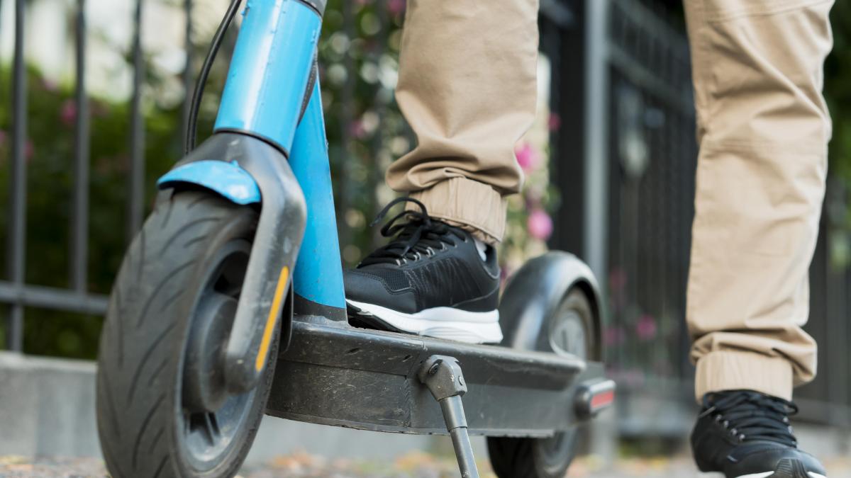 Cum reglementează Grecia circulația trotinetelor. Cine mai are voie să le folosească