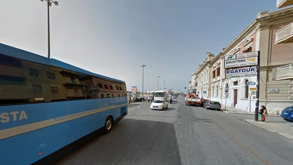 Trapani, la fermata  davanti al terminal aliscafi: «E' un percorso a ostacoli»