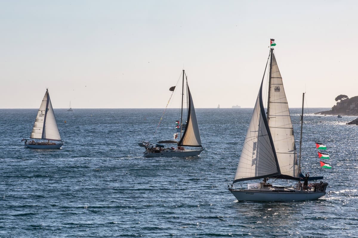 Flotilla, 26 italiani stanno per lasciare Israele: il volo è previsto alle 13. Tajani “Gli altri 15 non hanno firmato il foglio di rilascio”