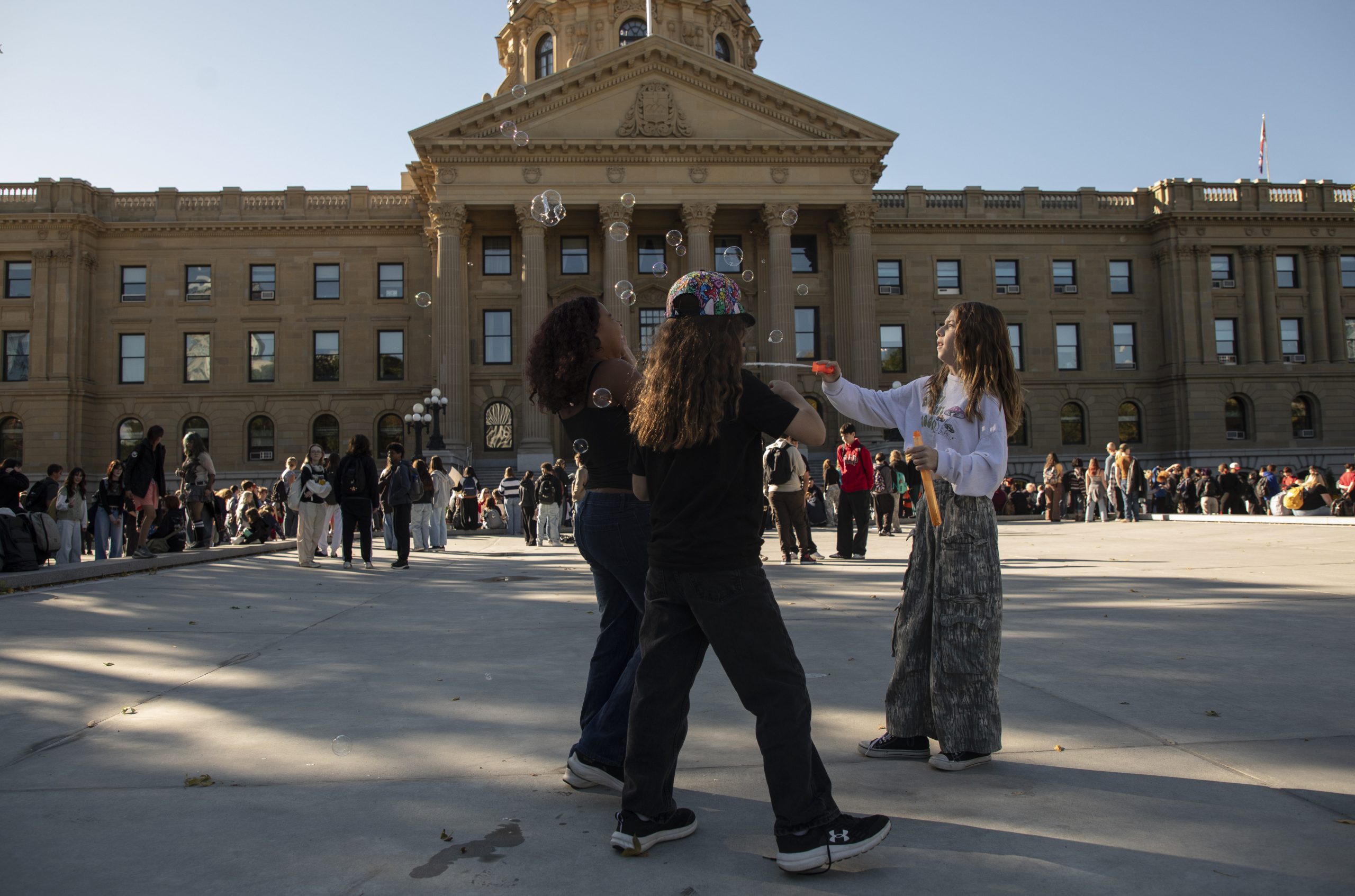 Alberta announces pay support program for parents with teachers’ strike looming