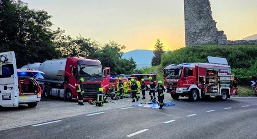Grave incidente sul lavoro: operaio rimane incastrato sotto un autocarro