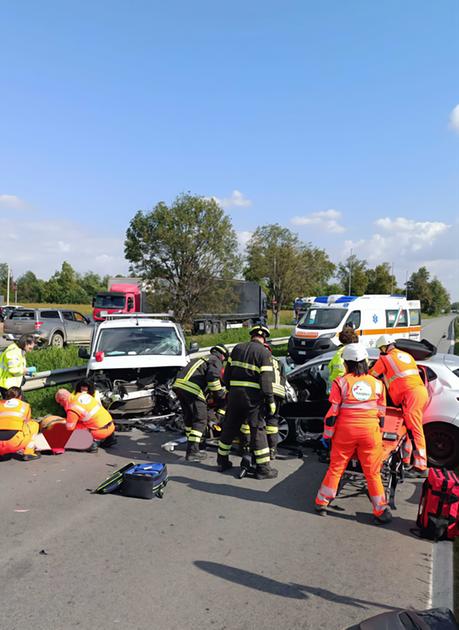 Frontale tra auto e furgone. Giovane liberato dalle lamiere