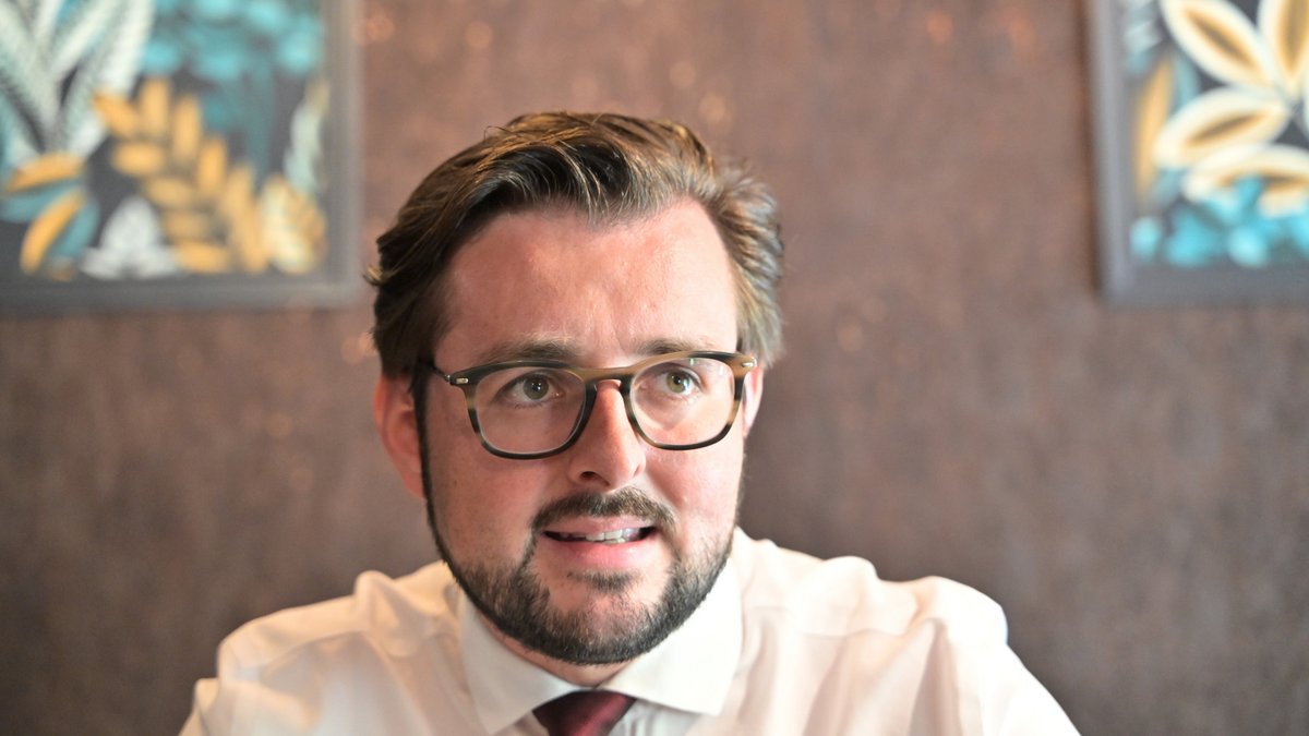 "Je crois à une reconnexion avec le monde des ouvriers, des salariés" : candidat socialiste aux primaires, le député Philippe Brun en visite dans le Gers