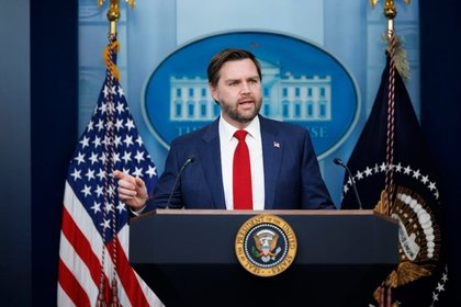 JD Vance's 'Petty Insults' Involving Comparisons To 'Forrest Gump' Blasted By Tammy Duckworth: Your Boss Ran 'Crying' Bone Spurs