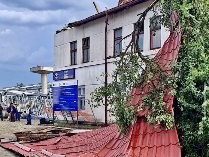 Furtunile de Cod Roşu au făcut prăpăd: acoperişuri smulse, copaci căzuţi, inundaţii. ANM anunţă intemperii şi sâmbătă UPDATE VIDEO