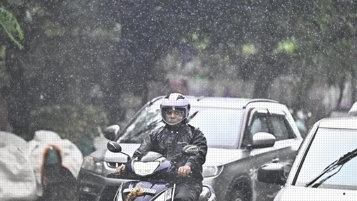 Heavy rain lashes parts of Hyderabad, waterlogging in many areas
