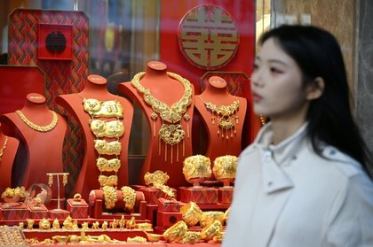 Hongkongers snap up silver as gold becomes 'too expensive'