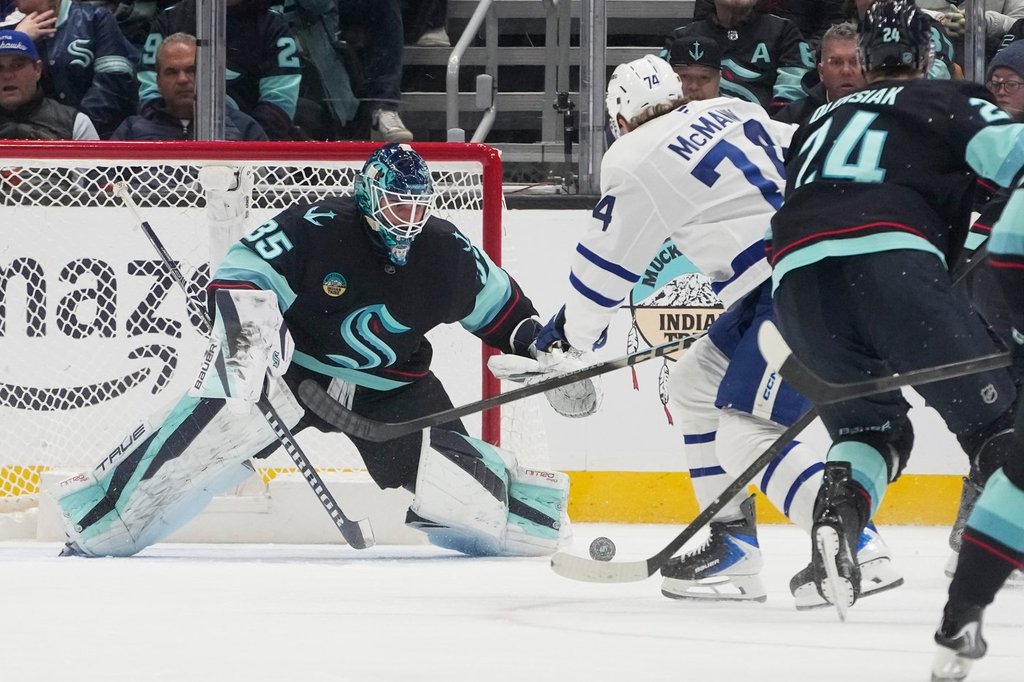 Shane Wright scores twice as Kraken extend win streak to 3 games with 5-2 win over Maple Leafs