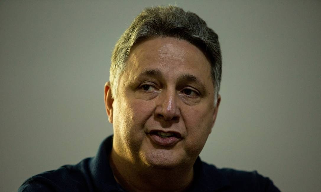 Justiça ordena que Garotinho apague publicações com acusações contra empresário