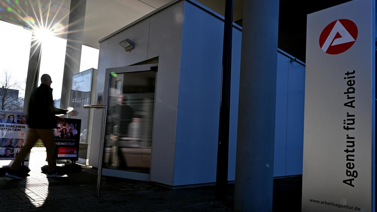 Bundesagentur für Arbeit: Arbeitslosenzahl steigt auf höchsten Stand seit ‍fast zwölf Jahren