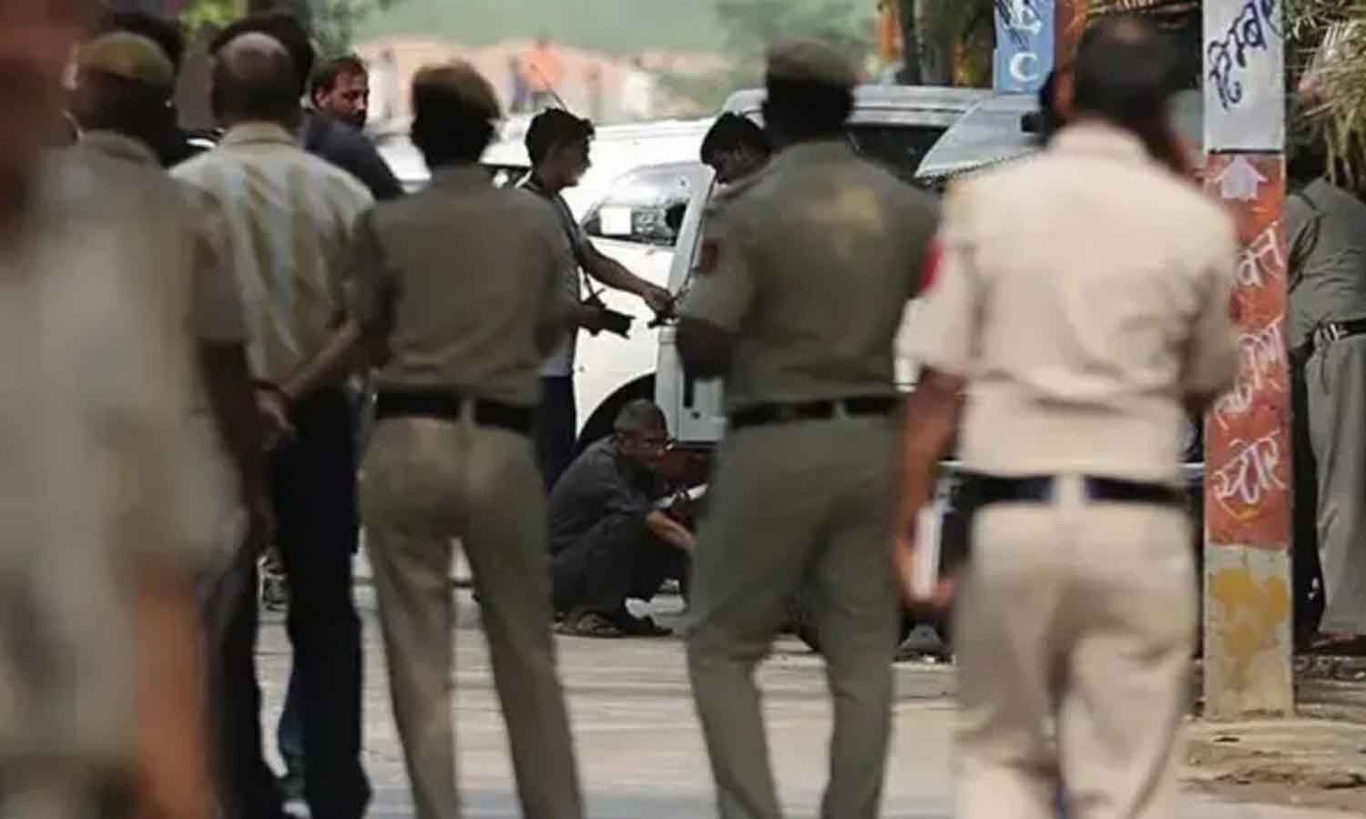Cop held for girl’s murder, thrashed by hospital staff