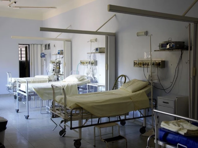 Sindh govt hospital staff to boycott OPDs over pay hike demands