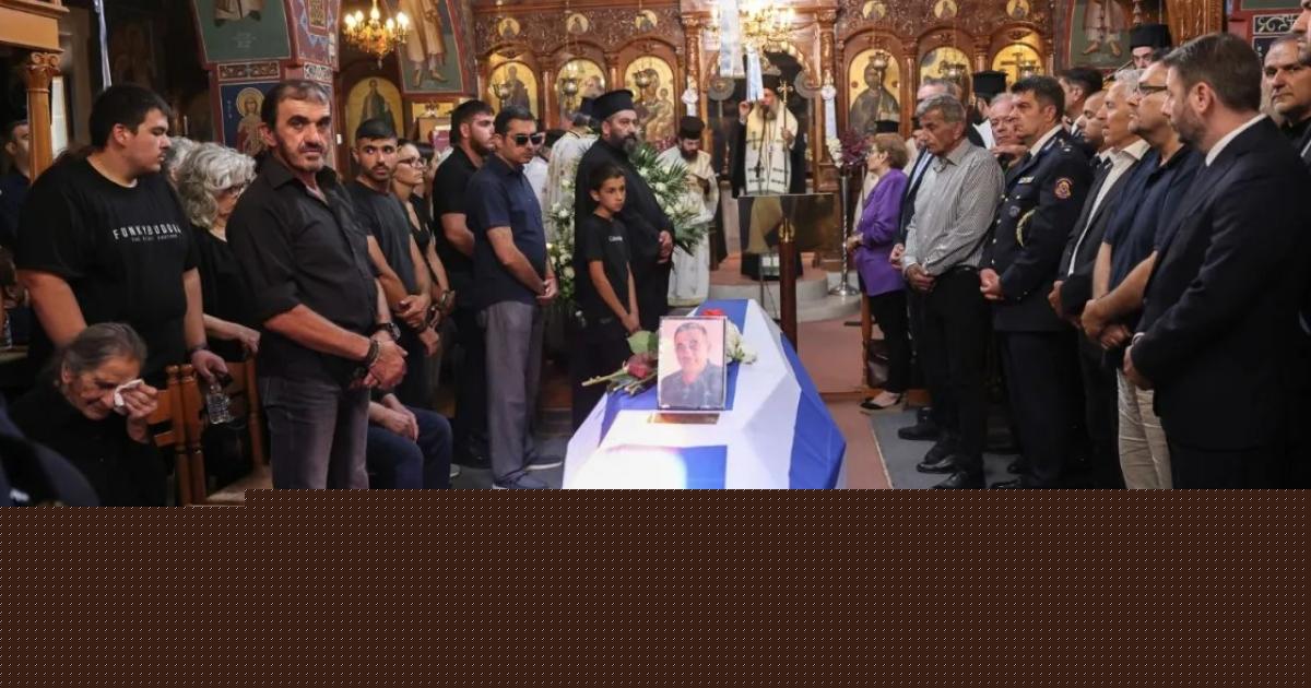 Ρέθυμνο: Συγκίνηση στο «τελευταίο αντίο» στον 58χρονο πυροσβέστη Μανώλη Στρατιδάκη