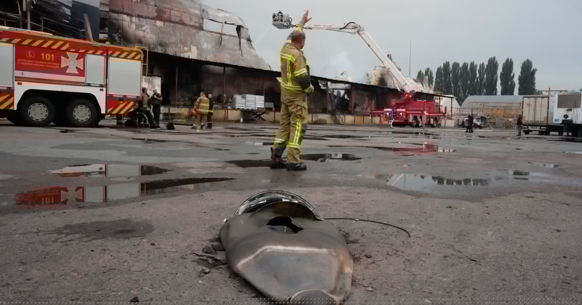 Lagerhäuser in Brand - Mehrere Todesopfer bei Raketenangriffen auf Kiew