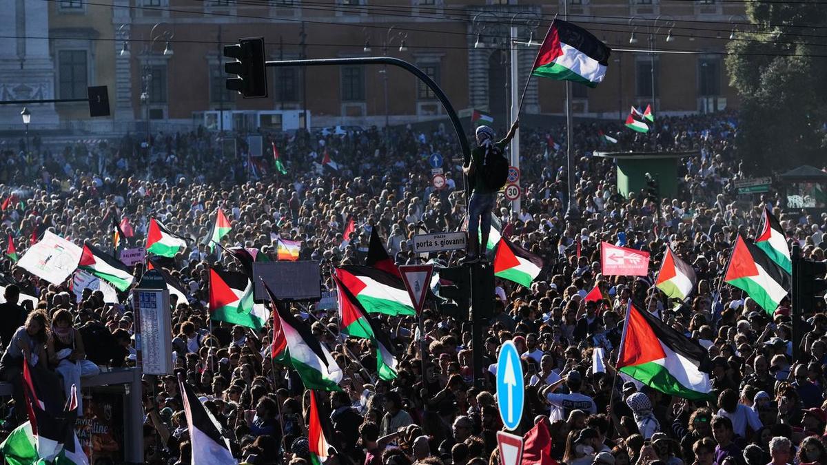 Rome: Big crowds and clashes at Italy's pro-Palestinian protest