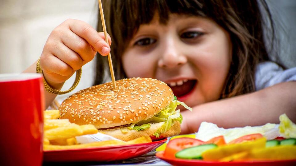 Γιατί το fast food «μπερδεύει» τον παιδικό εγκέφαλο