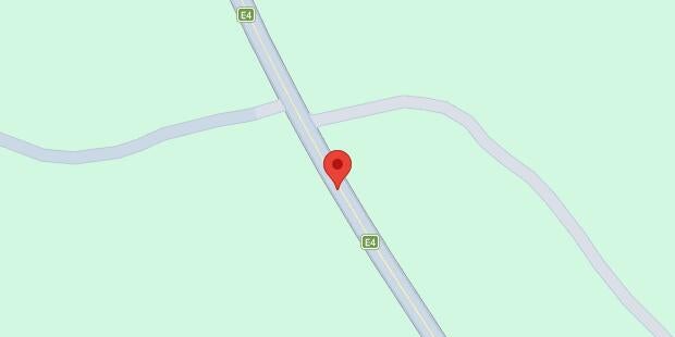Stillastående personbil orsakar stopp i ett körfält på E4