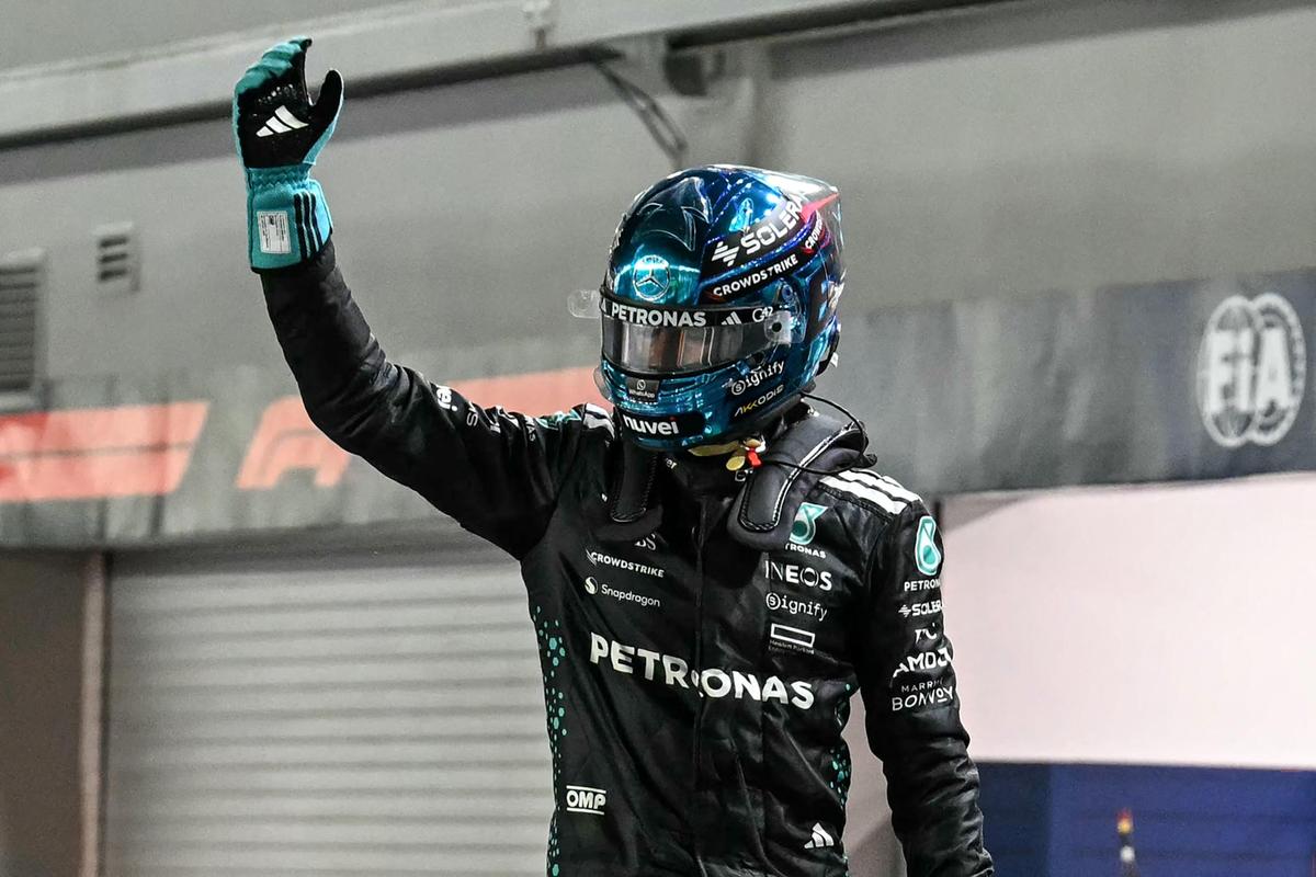 F1 Singapore: Russell fa pole e record della pista, Max secondo davanti alle McLaren. Arrancano le Ferrari. La griglia di partenza