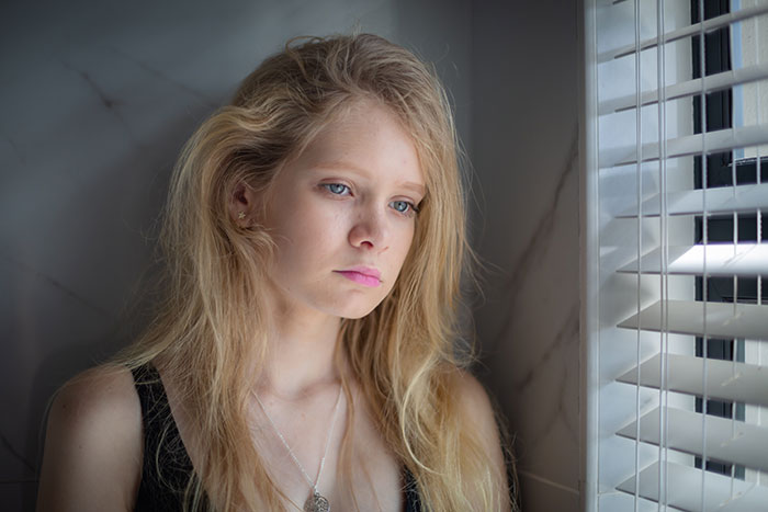 Friends Save Woman’s Life From Further Misery By Letting Her Talk Herself Into Breaking Up With Childish BF