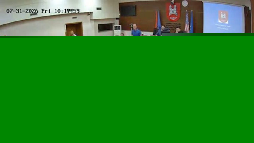 Përplasje verbale mes dy asamblistëve në Kuvendin e Pejës, ndërpritet edhe seanca