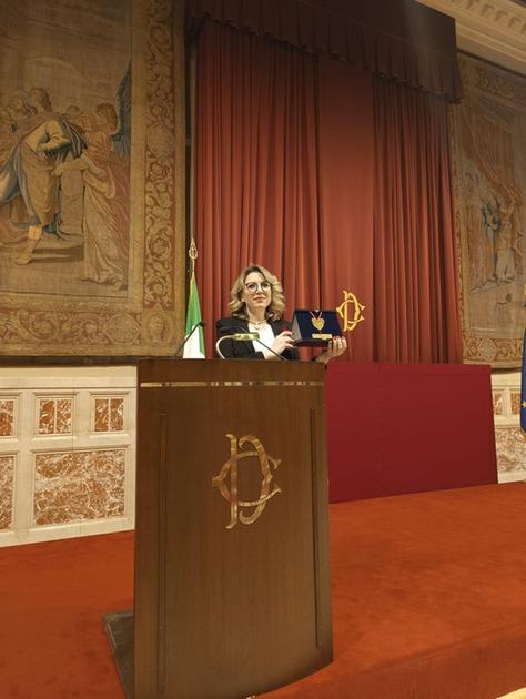 Il premio Donna d’autore. Una scultura per Silvia Poiata, esperta di estetica oncologica