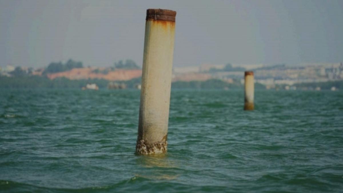 Misteri Pancang-Pancang Beton Laut Batam