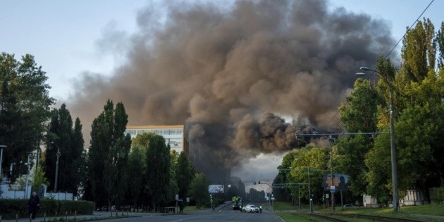 Ataque masivo ruso causa daños en edificio de la embajada de Polonia en Kiev