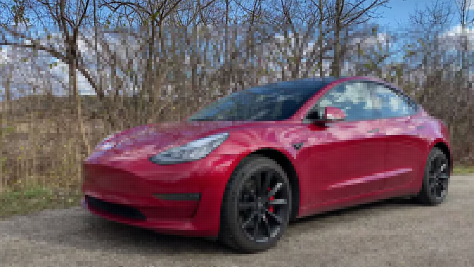 Man arrested for spray painting 13 Tesla cars found because of takeout food