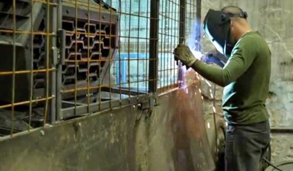 Ucraina, ecco le “gabbie” che proteggono i blindati dai droni russi