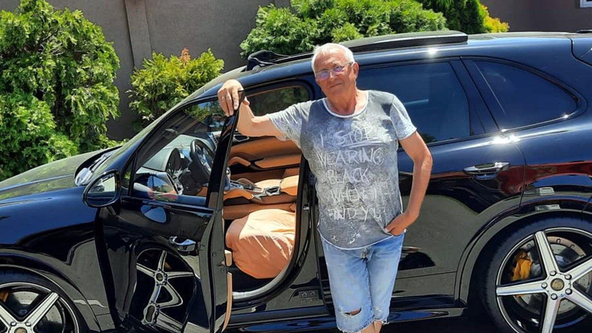 "Dok je u bunilu BURNE NOĆE, ja je iznenadim čistim domaćim medom" Naš folker (78) u vezi sa 43 godine mlađom: Šokirao intimnim detaljima njihovog odnosa