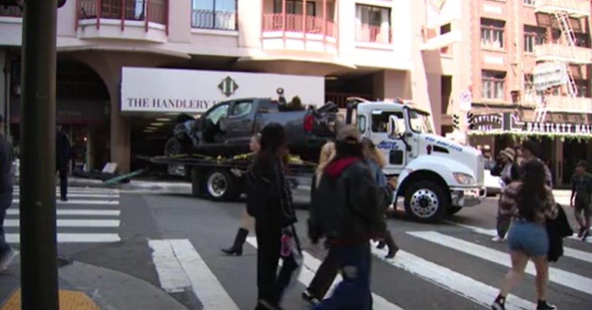 Driver hits pole, 2 pedestrians in San Francisco