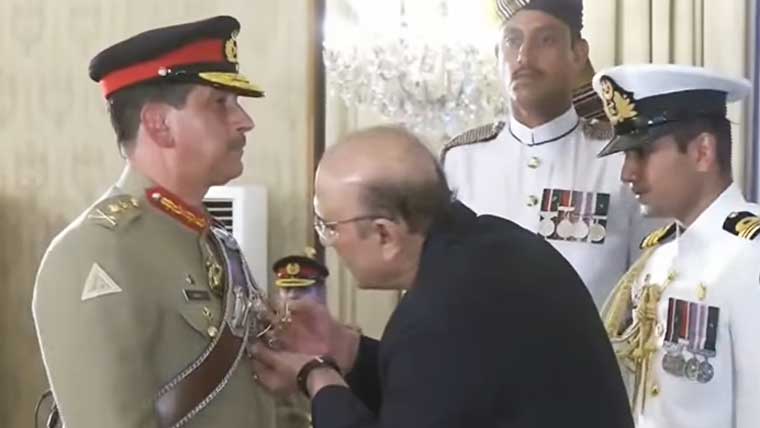 President Zardari confers Nishan-i-Imtiaz (Military) on Gen Aamer Raza