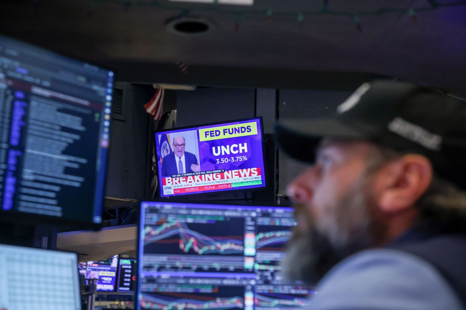 Dow Jones Today: Stocks Little Changed Ahead of Fed Decision, Big Tech Earnings; S&P 500 Hits 7000, Then Turns Lower; Gold Sets Latest Record