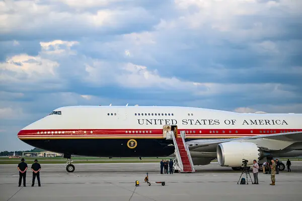 Boeing tổn thất $280 triệu do chương trình Air Force One gặp nhiều rắc rối.