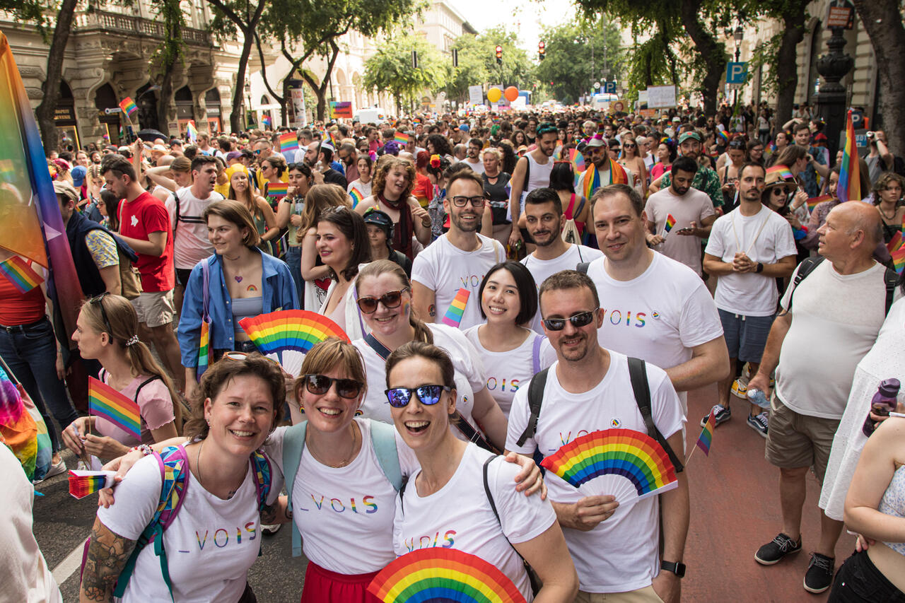 Thousands march at banned Pécs Pride in Hungary