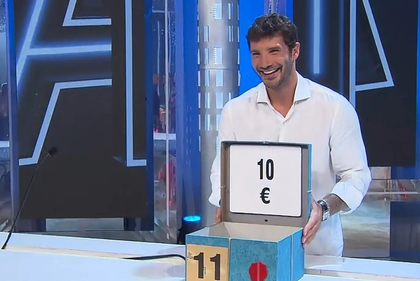 Stefano De Martino punge Pier Silvio Berlusconi e Gerry Scotti su Affari Tuoi: ‘Solo un gioco di fortuna’