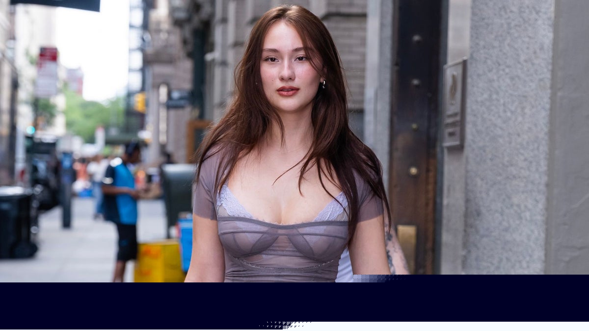 El radical cambio de Lola Tung, estrella juvenil de 'El verano que me enamoré', con lencería transparente y encaje en las calles de Nueva York