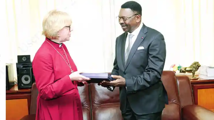 Sarah Mullally reçue à Yaoundé après cinq jours au Cameroun