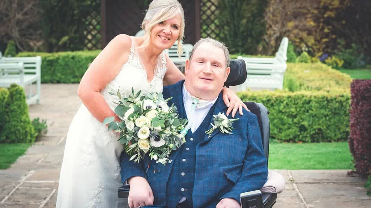 Louise fell in love with David at first sight. But he was paralysed - and she was married. Yet, their deeply moving story proves that nothing can keep soulmates apart... even when they know their union will meet a heartbreaking end