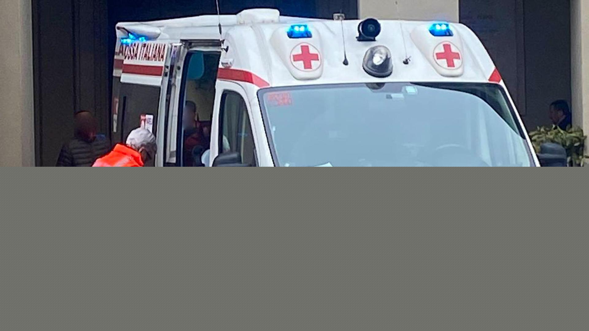 Schiacciato da un camion nell’area di carico del supermercato: morto un uomo di 49 anni