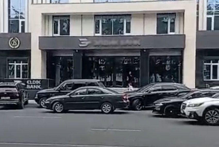 &laquo;Паркуются в&nbsp;три ряда&raquo;: бишкекчанин пожаловался на&nbsp;хаотичную стоянку в&nbsp;центре