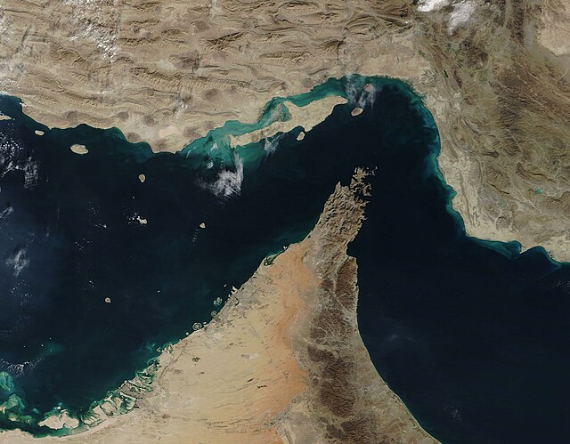 Iran Warns Gulf States of More Strikes as Trump Weighs Military Action, Oil Climbs Above $81
