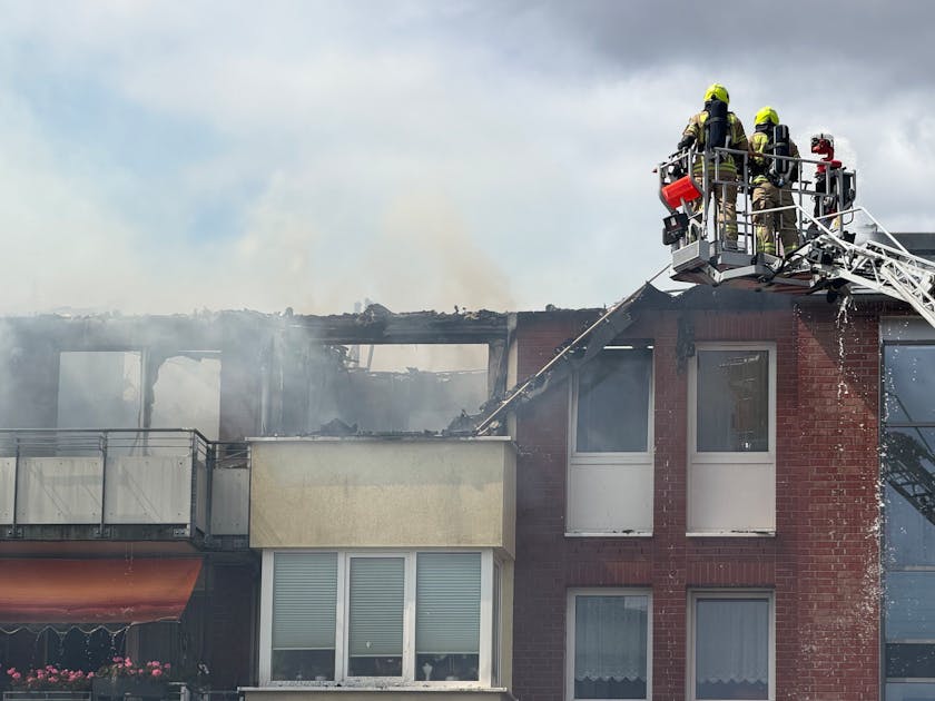Feuerwehr-Großeinsatz in Biesdorf: Senioren-Wohnhaus in Flammen