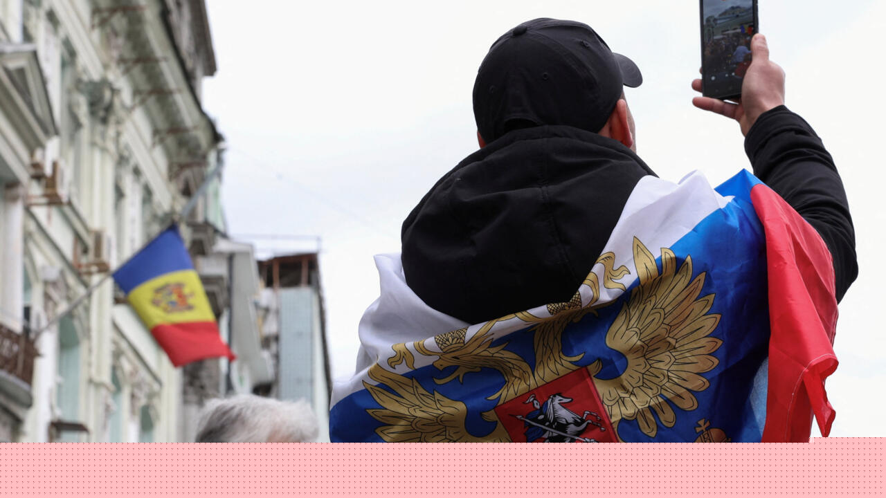 Moldova: bomb threats in polling stations abroad amid tense election