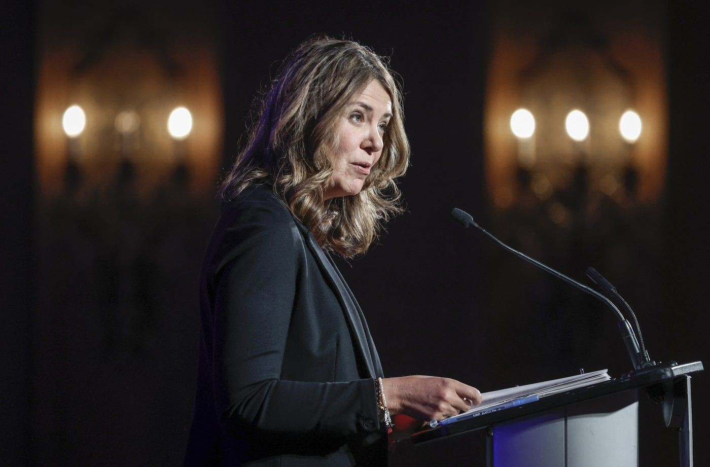Smith defends not increasing Alberta’s minimum wage, set to be lowest in Canada